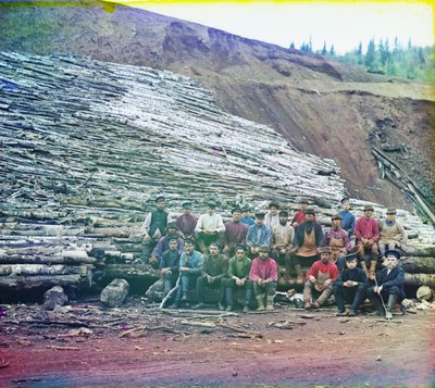 Operai preparano tronchi per la fusione del minerale di ferro, 1905-1915 da Sergey Prokudin Gorsky